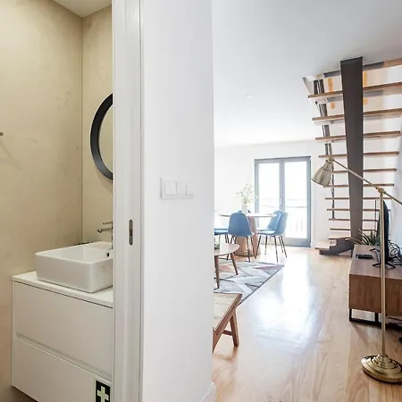 아파트 Bright 3br Flat W/ Ac In Center By Lovelystay 포르투
